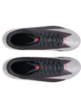 Championes de fútbol Under Armour modelo Shadow Select 3 FG, con parte superior sintética suave en color negro y blanco con detalles en rojo. Presenta suela de TPU con tacos cónicos para tracción en superficies naturales firmes.