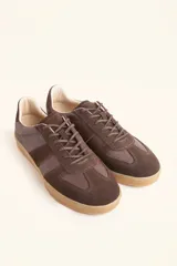 Zapatilla urbana de cuero vacuno y gamuza en color suela, con cordones al tono y suela de caucho. Diseño clásico con paneles combinados.