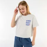 Remera gris melange de manga corta con estampa frontal inspirada en Minnie Mouse y el año 1928.