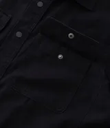 Camisa manga larga de sarga en color verde militar, con cuello inglés, cierre frontal de botones negros y dos bolsillos con solapa en el pecho.