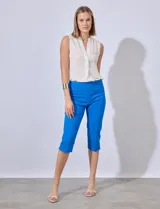 Pantalón capri de gabardina elastizada color salmón, marca Ruby Rd. Tiene pretina ancha elastizada, bolsillos simulados en la parte delantera y bolsillos aplicados en la parte trasera.
