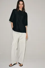 Blusa fluidia de manga corta ZW Collection, confeccionada en mezcla de lyocell, color marrón con cuello redondo y cierre frontal parcial con botones.