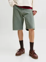 Bermuda de jean de corte baggy, color verde militar, con diseño de perneras anchas y tiro medio.