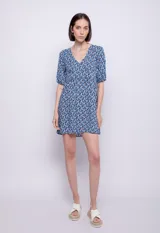 Vestido corto con estampado floral, escote en V y mangas abullonadas.