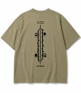 Remera de corte holgado color verde militar, con cuello redondo y mangas cortas. Presenta un pequeño estampado negro en el pecho y un diseño gráfico vertical en la espalda con tipografía y el texto "by riders for riders".
