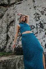 Pollera larga de viscosa con lurex color azul petróleo, con tajo lateral.