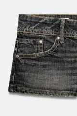 Shorts mini de denim TRF de tiro bajo, con cinco bolsillos, trabillas y cierre frontal con cremallera y botones metálicos.