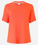 Blusa básica de viscosa color azul marino, con cuello redondo y mangas cortas de diseño cuadrado sin sisas.