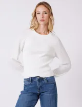 Buzo de punto marca Zac & Rachel en color blanco, con cuerpo de textura acanalada y mangas largas con diseño de punto calado. Presenta cuello redondo a la base y puños ajustados.