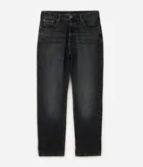 Pantalón de jean para hombre de corte recto y cintura media, confeccionado en algodón con lavado oscuro y efecto desgastado. Cuenta con cierre frontal con botón, pasadores para cinturón y bolsillos funcionales.