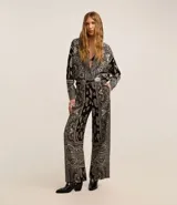 Pantalón largo de corte ancho con estampado paisley en tonos blanco y negro. Presenta cintura alta con trabillas, cierre frontal tradicional y confección en tejido viscolino, una mezcla de lino y viscosa.