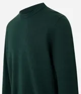 Su ter de punto color blanco de la marca Marfinno, con cuello redondo, manga larga y diseño texturizado en zigzag.