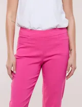 Pantalón de gabardina elastizada color beige, de tiro medio y calce slim. Cuenta con diseño pull-on sin cierres ni botones, cintura ancha, bolsillos delanteros simulados y bolsillos traseros ojal.