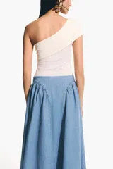 Pollera acampanada de denim color celeste, modelo largo de corte evasé con frunces en la cadera para mayor volumen.