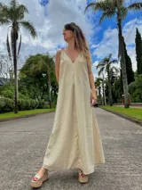 Vestido largo de lino con lurex, corte oversize, breteles finos y escote en V. Disponible en color verde lima, beige y fucsia.