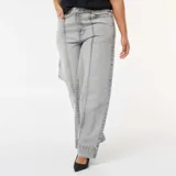Jean de corte wide leg y talle alto, color gris lavado, con costuras verticales decorativas en el frente y ruedo ancho.