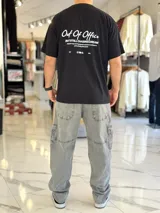 Remera oversize color verde militar con efecto acid wash y estampa en la espalda con la leyenda "Out Of Office".