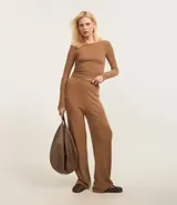 Pantalón recto color marrón claro, texturizado, de malla calientita confeccionada en viscosa sostenible y cintura fija.