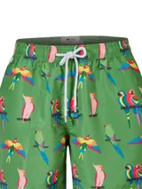 Short de baño verde RKF confeccionado con poliéster reciclado, con estampado de loros y aves coloridas en todo su diseño. Cuenta con cintura elástica, cordón ajustable en color gris y bolsillos laterales.