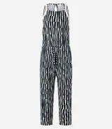 Mono largo de viscosa con estampado geométrico en blanco y negro. Tiene escote cuadrado, breteles medianos, lazo en la cintura y bolsillos laterales.