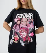 Remera de algodón negra con cuello redondo y manga corta, con estampa frontal temática de Las visiones de Raven y texto en blanco.