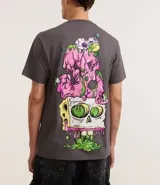Remera gris de corte clásico con cuello redondo y mangas cortas. Estampado en la espalda con diseño de Bob Esponja derretido.