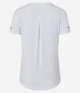 Remera deportiva de manga corta y cuello redondo, confeccionada en tejido texturizado con detalle reflectante y pliegue en la espalda, de la marca Get Over.