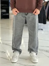 Pantalón de jean gris con efecto acid wash y corte wide leg de estilo oversize.