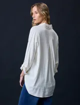 Camisa de lino color crudo, marca Cable & Gauge. Cuello con solapa y abertura central con botones. Delantera con bolsillos. Largo de manga regulable con presilla y botón. Largo de espalda mayor al largo delantero.