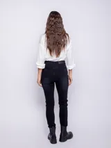 Pantalón chupín elastizado de tiro alto con botón metalizado.