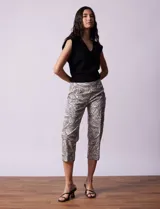 Pantalón capri de gabardina elastizada estampada, marca Zac & Rachel. Pretina ancha elastizada.