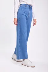 Pantalón de jean ancho de tiro alto, color azul medio, confeccionado en denim elastizado con diseño clásico de cinco bolsillos y terminación deshilachada en el bajo.