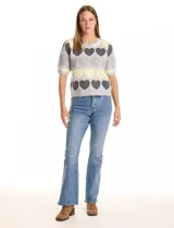 Buzo de punto color gris con estampado de corazones en gris oscuro y amarillo claro, de manga corta y cuello redondo.