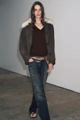 Cazadora de corte recto confeccionada en mezcla de lana, color marrón oscuro. Presenta cuello de pelo sintético desmontable en tono crema, cierre frontal con botones y mangas largas.