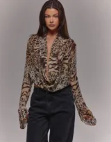 Blusa de manga larga y tejido liviano con estampado animal print combinado. Presenta escote drapeado profundo y mangas acampanadas.