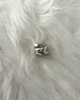 Anillo ancho escultural en plata maciza, con diseño irregular y orgánico.