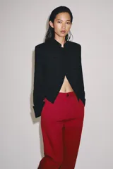 Blazer negro ZW Collection con cuello perkins, manga larga con vuelta en los puños y bajo asimétrico. Presenta detalles de alamares bordados en el frente.