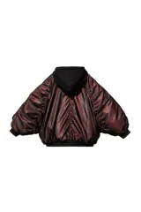 Campera tipo bomber de tafeta con acabado tornasol, diseño holgado y mangas abullonadas. Cuenta con cierre frontal, bolsillos laterales y capucha deportiva desmontable.