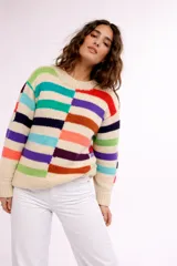 Sweater de lana merino con estampado Fair Isle en tonos azul marino, beige, naranja, verde oliva y bordó. Tiene cuello redondo y mangas largas.