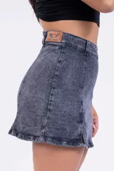 Minifalda de jean color gris oscuro con efecto lavado, corte ajustado, tiro alto y aberturas laterales.