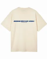Remera de algodón color beige con corte oversize, presenta un estampado gráfico en la espalda con el texto 'BOHEMIAN DSG' en color azul.
