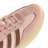 Championes urbanos Adidas modelo Barreda Decode, color rosado con detalles en marrón bronce. Presentan una combinación de texturas en gamuza y material sintético, con las icónicas tres tiras laterales y suela de goma traslúcida.