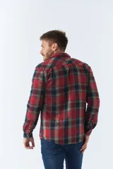Sobrecamisa de viyela a cuadros rojos y azules con interior capitoneado, corte regular, manga larga, cierre con botones, bolsillos frontales y logo en grifa de cuero.
