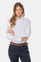 Camisa de manga larga entallada, confeccionada en una mezcla de algodón con spandex. Presenta cuello clásico, cierre frontal con botones al tono y puños abotonados.