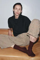 Calcetines altos de tejido rib confeccionados en hilatura con lana, en color marrón.