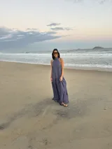 Vestido largo marrón de crepe texturizado, con cuello halter fruncido, diseño holgado y falda larga con vuelo.