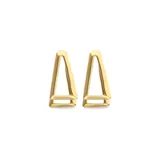 Aros de diseño geométrico triangular con estructura calada, confeccionados en aleación de metales con baño de oro 18k.