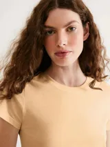 Remera verde claro de algodón, de corte clásico y mangas cortas.