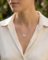 Collar de cadena fina de acero con dije en forma de corazón compuesto por pequeñas circonias engastadas con diseño pixelado.