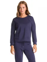 Conjunto de dos piezas compuesto por un buzo de escote redondo con pespunte central y un pantalón tipo jogger de pierna slim con cintura elástica, lazo de ajuste y pespunte frontal.